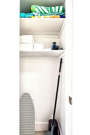 Interior - Cozy 2-bed, 1-bath ground-floor unit minutes from Indian Rocks Beach. Sleeps seven  with full kitchen, WiFi, smart TV, beach gear, parking, and direct pool access. A comfortable, convenient base for families and groups. (Indian Rocks Beach)