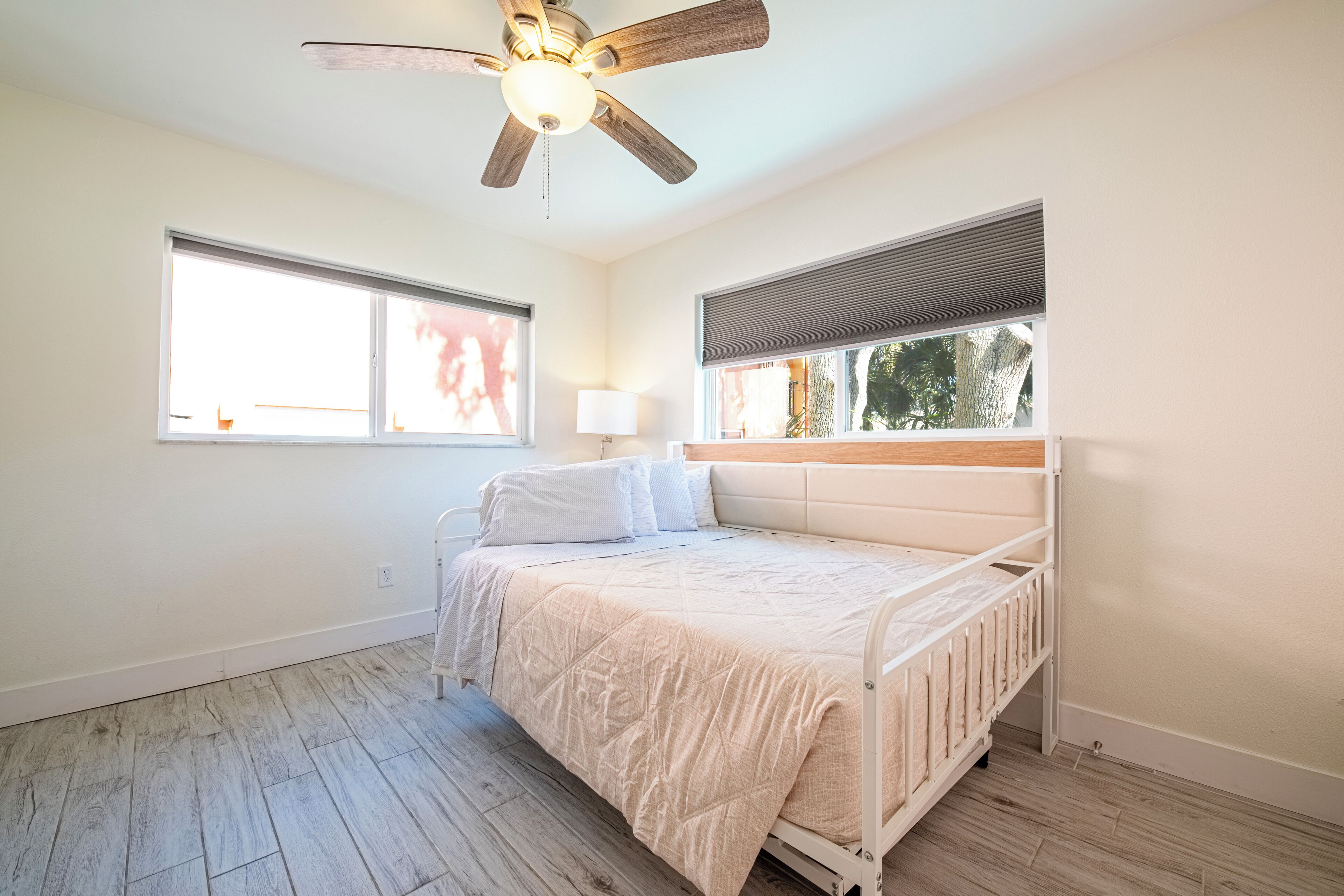 2 habitaciones, tabla de planchar con plancha y cuna de viaje 