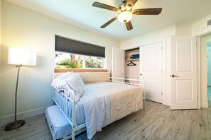 2 bedrooms, iron/ironing board, travel crib, free WiFi - Cozy 2-bed, 1-bath ground-floor unit minutes from Indian Rocks Beach. Sleeps seven with full kitchen, WiFi, smart TV, beach gear, parking, and direct pool access. A comfortable, convenient base for families and groups (Indian Rocks Beach)