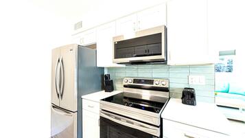 Refrigerador, microondas, horno y parrilla de estufa