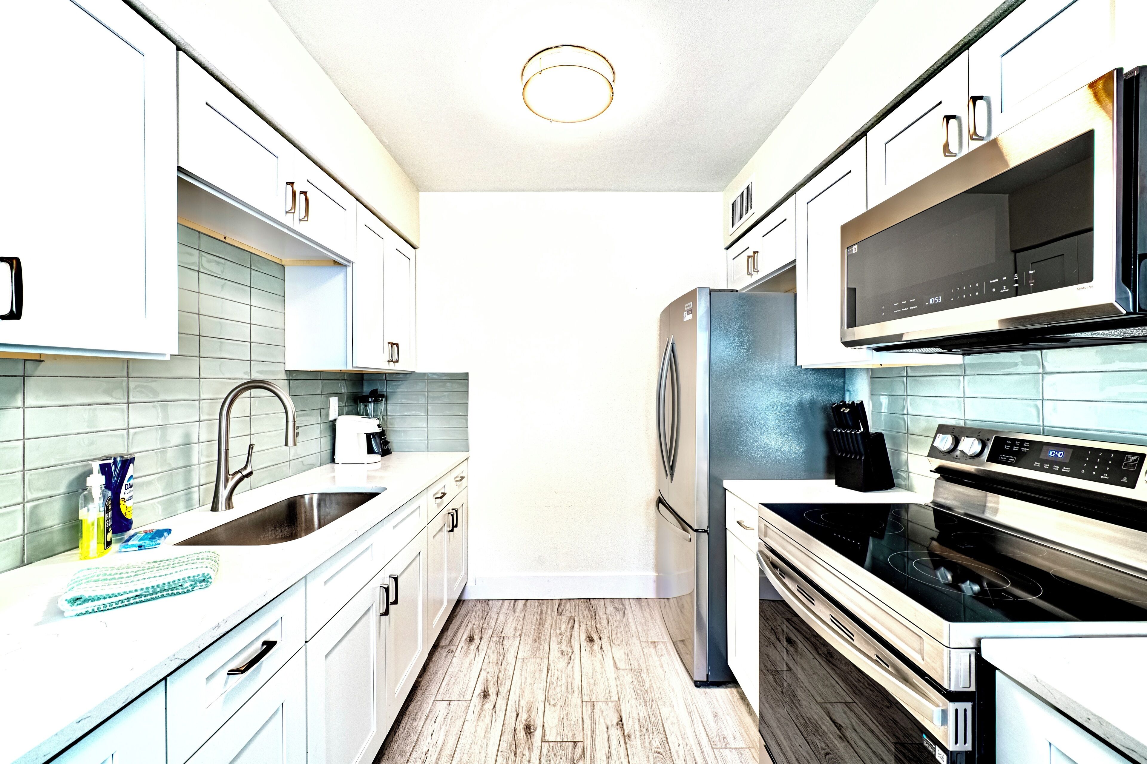 Kjøleskap, mikrobølgeovn, ovn og kokeplater