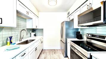 Kjøleskap, mikrobølgeovn, ovn og kokeplater