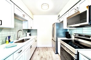 Frigorífic, microones, forn i placa de cuina 