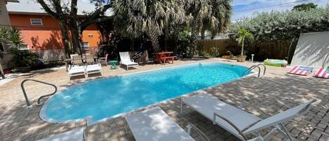 Piscine chauffée, chaises longues