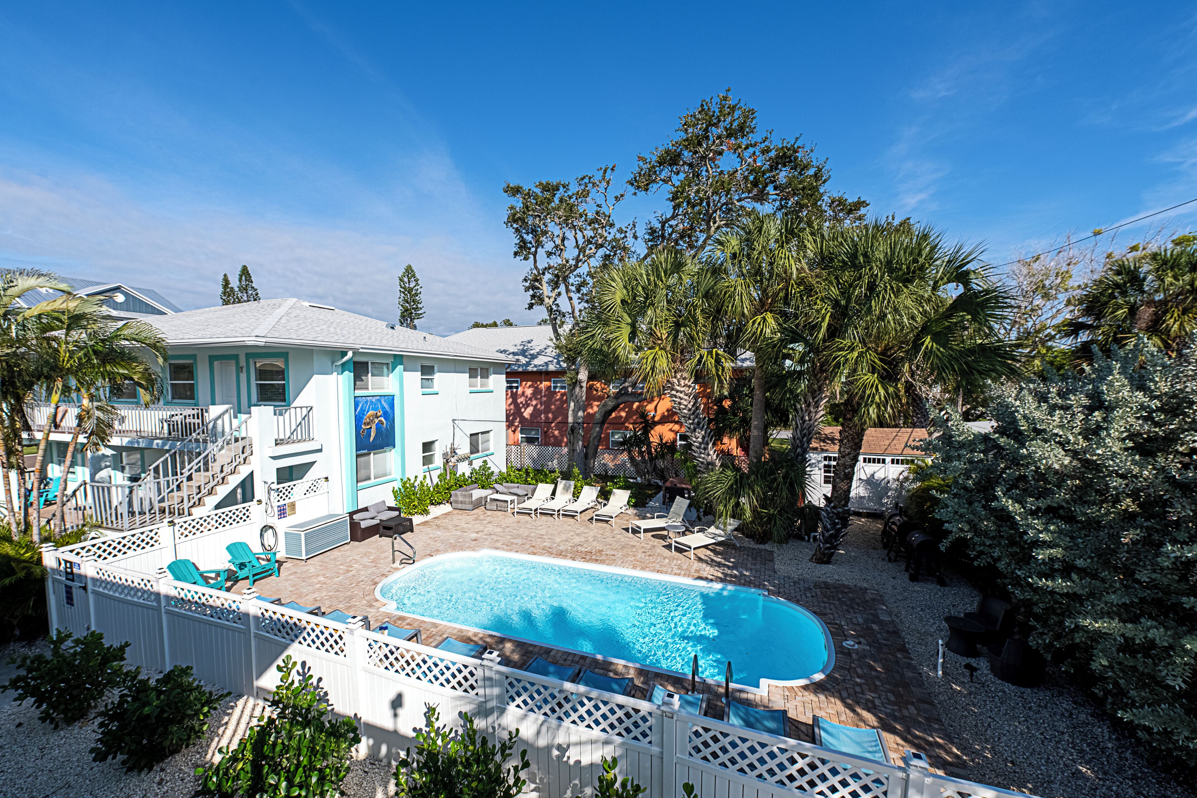 Uppvärmd pool och solstolar