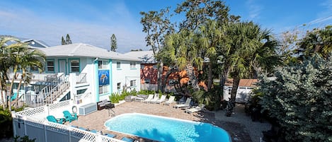 Uppvärmd pool och solstolar