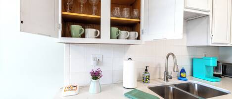 Full-size fridge, microwave, oven, stovetop