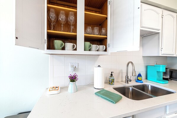 Full-size fridge, microwave, oven, stovetop