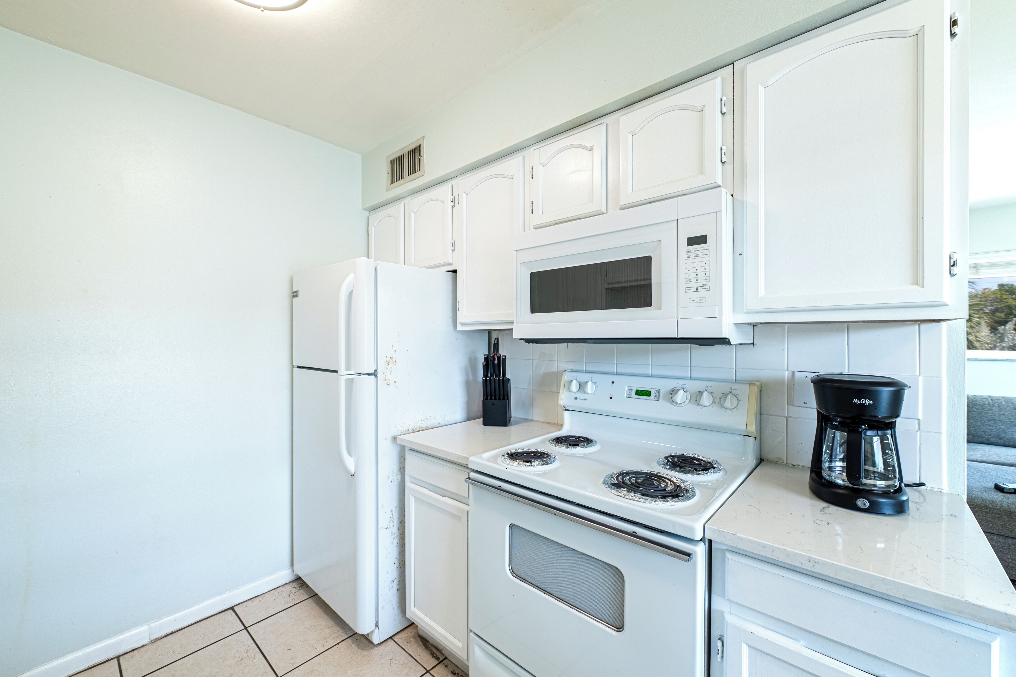 Full-size fridge, microwave, oven, stovetop