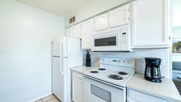 Grand réfrigérateur, micro-ondes, four, plaque de cuisson