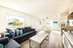 Smart TV - RENOVATED! Spacious 2-bed, 2-bath second-floor unit minutes from Indian Rocks Beach. Sleeps nine with full kitchen, WiFi, smart TV, beach gear, parking, and direct pool access. A comfortable, convenient stay for families and groups (Indian Rocks Beach)