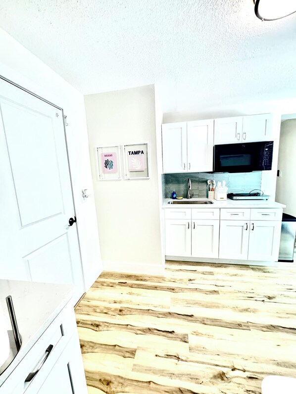 Jääkaappi, mikroaaltouuni, uuni, liesi