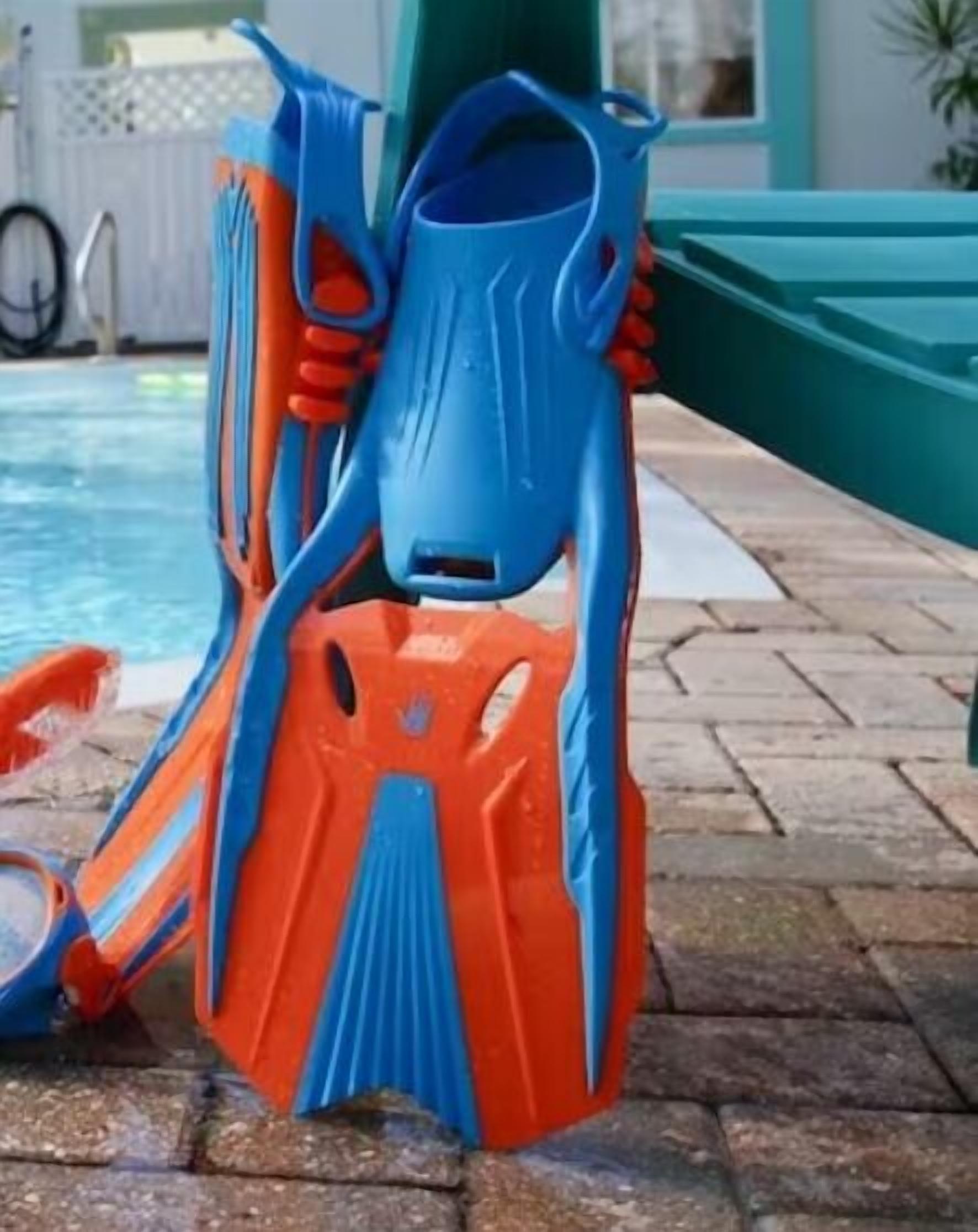 Ein Poolbereich mit einer blauen und orangefarbenen Poolleiter.