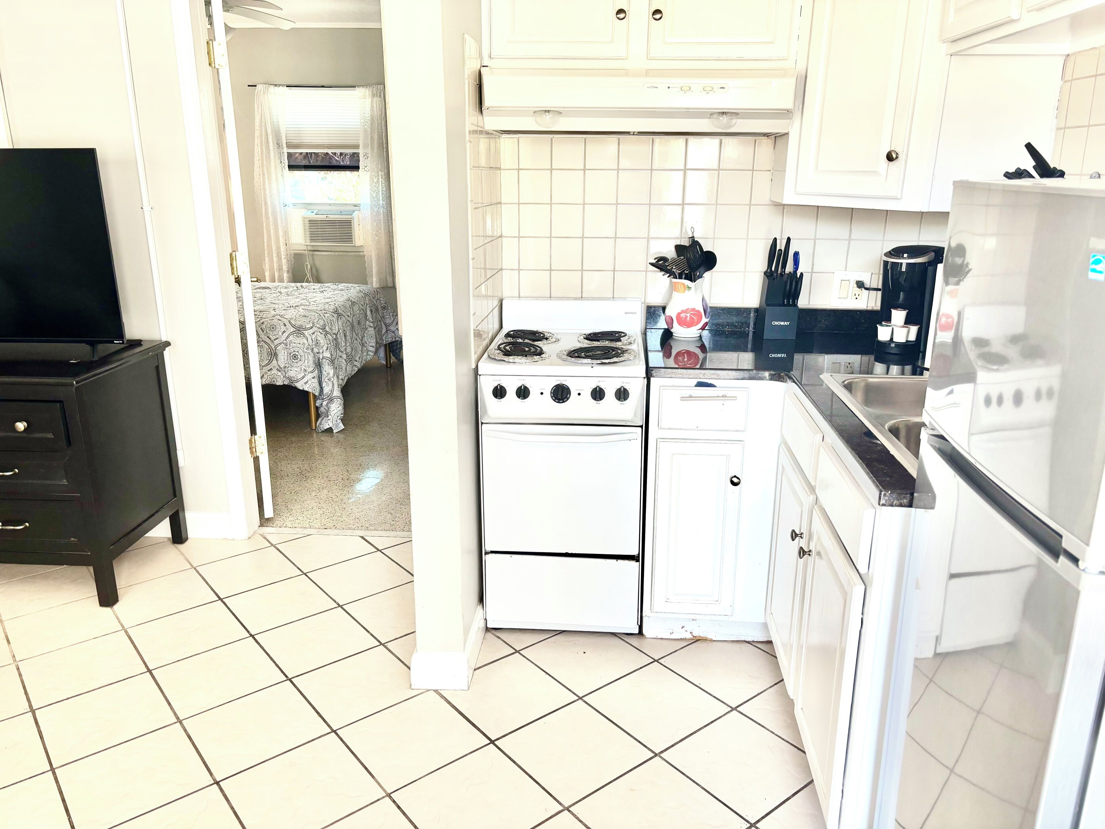 Réfrigérateur, micro-ondes, four, plaque de cuisson