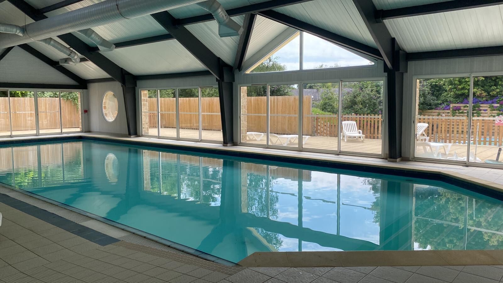 Alberca techada y alberca climatizada