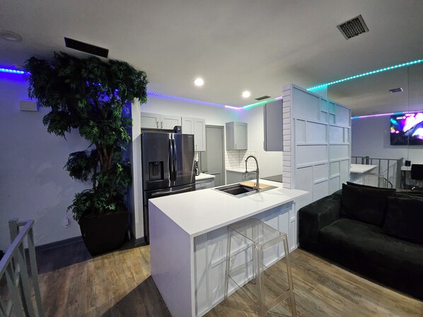 Smart TV y chimenea 