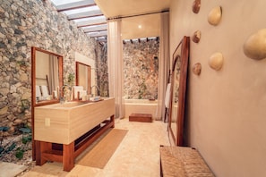 Deluxe-Villa | Badezimmer | Badewanne und Dusche (separat), Regendusche, Designer-Toilettenartikel