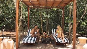 Piscina all'aperto, lettini