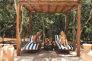 Una piscina al aire libre, sillones reclinables de piscina