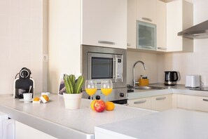 ميكروويف، فرن، موقد  طهي مسطح، غسالة أطباق