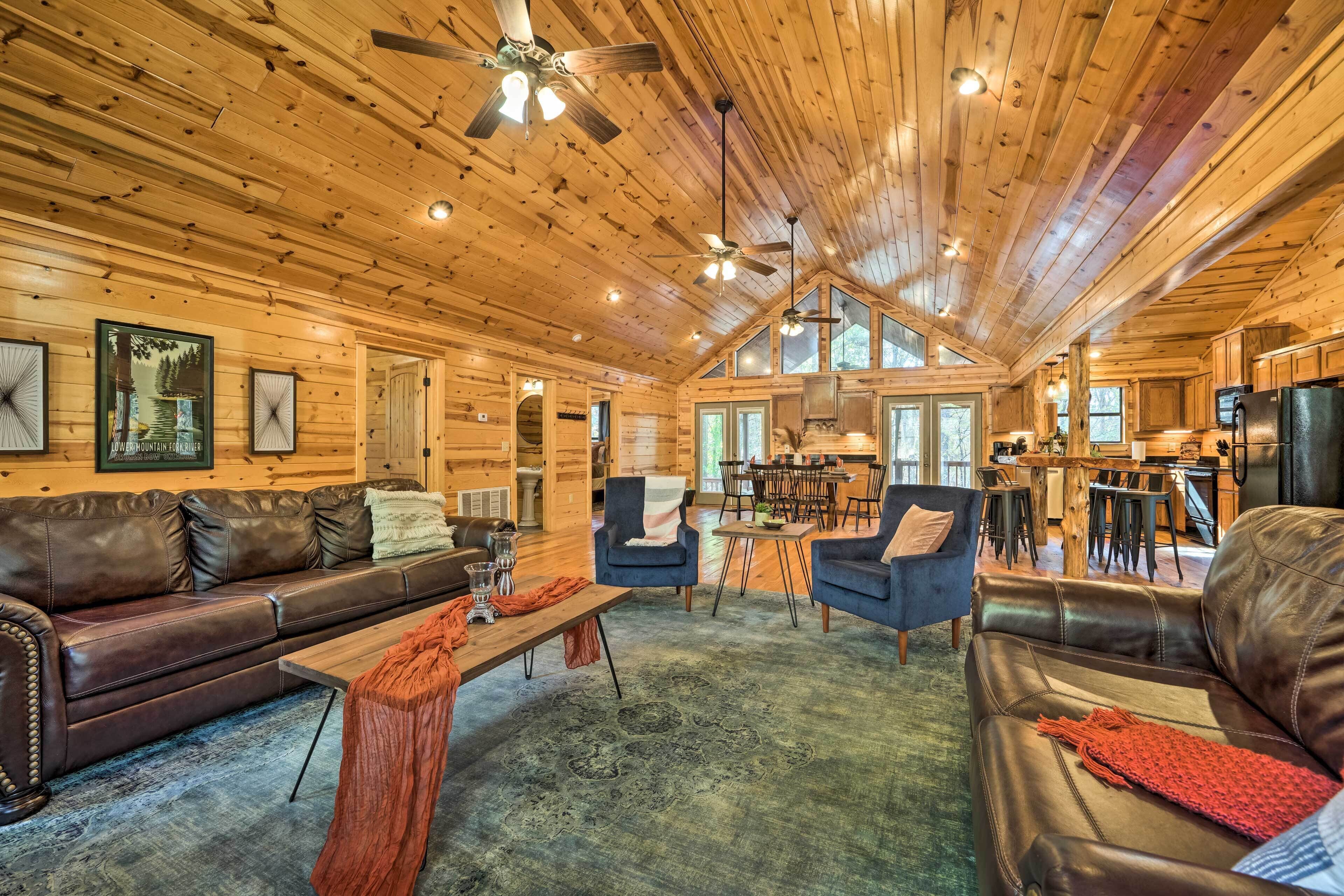 Broken Bow Cabin w/ Hot Tub ~ 6 Mi to Lake!