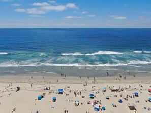 Beach nearby, sun-loungers, beach towels - 1 Block to Pacific Beach/FOOD/Bars, Updated, 2-Car Garage w/fee, Yard, Sleeps 12 (San Diego)
