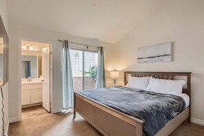 3 chambres, coffres-forts dans les chambres, fer et planche à repasser