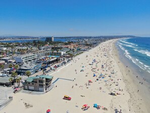 Beach nearby, sun-loungers, beach towels - 1 Block to Pacific Beach/FOOD/Bars, Updated, 2-Car Garage w/fee, Yard, Sleeps 12 (San Diego)