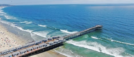 Playa en los alrededores, camastros y toallas de playa