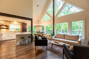 Smart TV, fireplace, foosball, books - The Ravine In Calabogie - Luxury Chalet  (Calabogie)