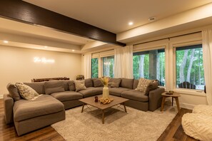 Smart TV, fireplace, foosball, books - The Ravine In Calabogie - Luxury Chalet  (Calabogie)