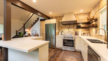 Fridge, oven, stovetop, dishwasher