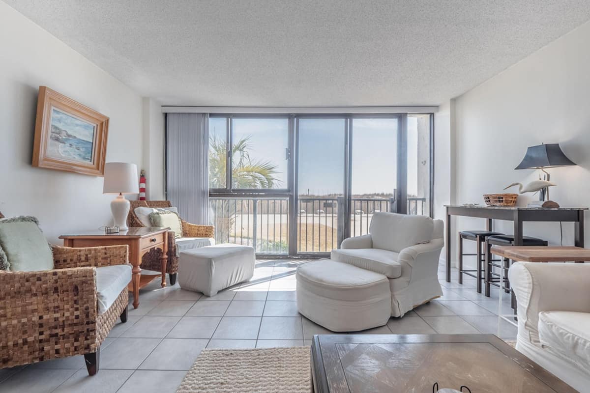 Apartment, 2 Bedrooms, Ocean View | Living room