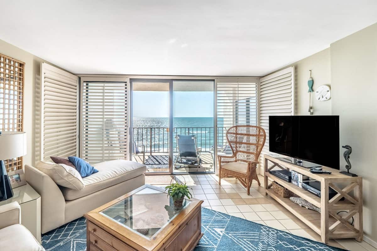 Condo, 2 Bedrooms | Living room