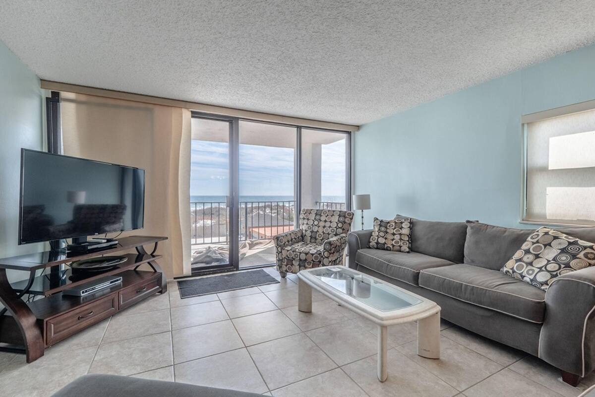 Condo, 3 Bedrooms | Living room