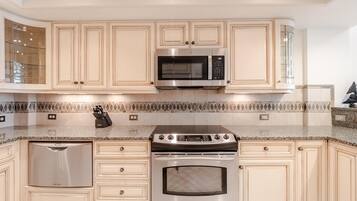 Condo, 2 Bedrooms | Private kitchen | Dining tables