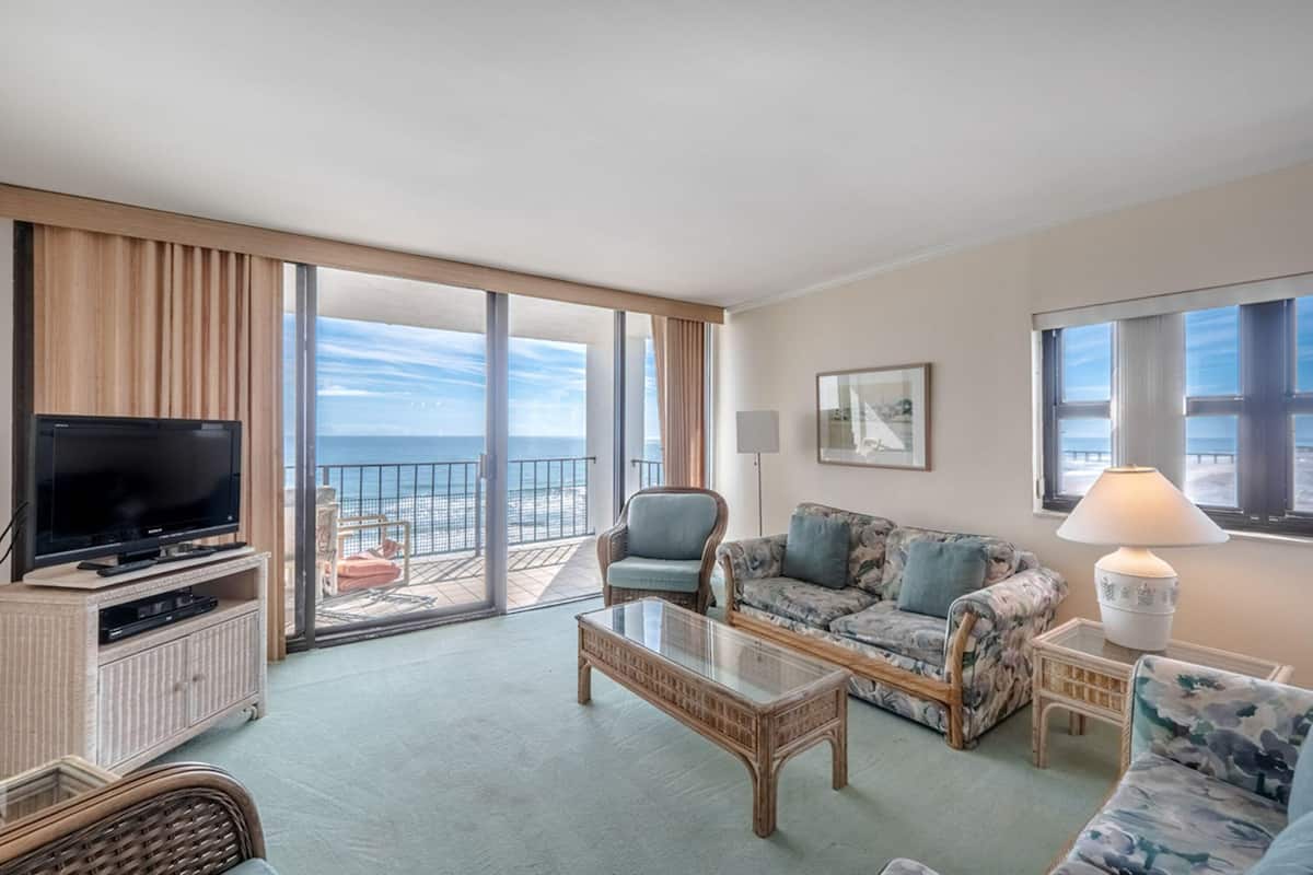 Condo, 3 Bedrooms | Living room