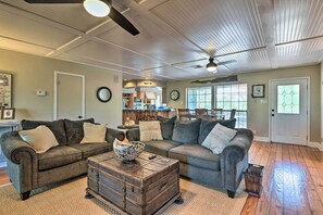 TV, DVD player, stereo - Bay Access & Dock: Riverfront Tivoli Escape (Tivoli)