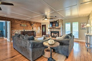 Interior - Bay Access & Dock: Riverfront Tivoli Escape (Tivoli)