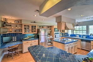 Fridge, microwave, stovetop, dishwasher - Bay Access & Dock: Riverfront Tivoli Escape (Tivoli)