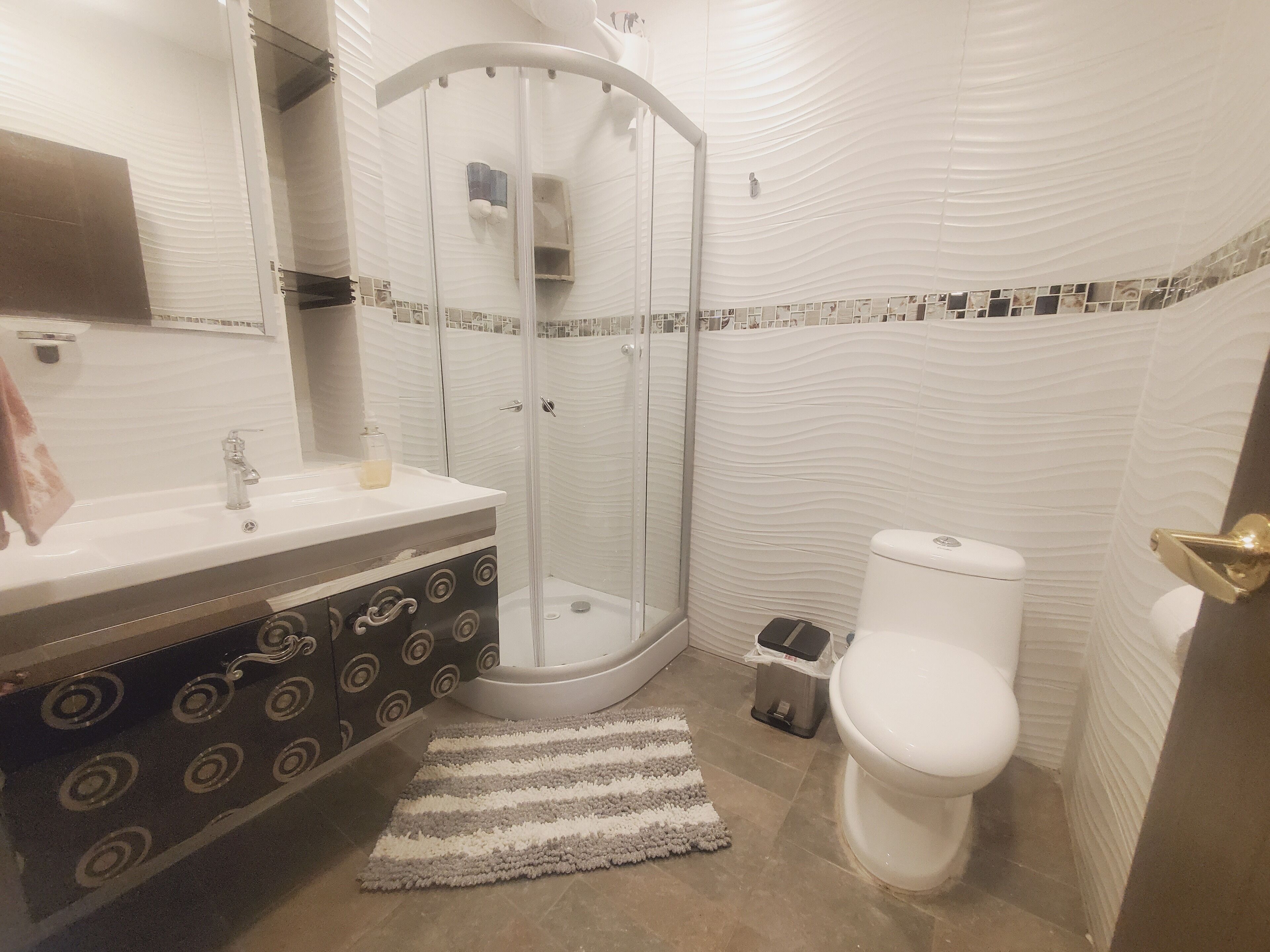 Standard Room, 1 King Bed | Bathroom