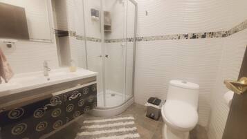 Standard Room, 1 King Bed | Bathroom