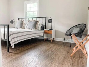 5 bedrooms, desk, iron/ironing board, free WiFi - Lakefront home with sunset views (Mt. Juliet)