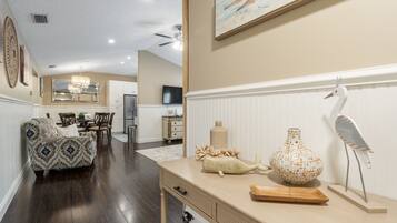 Smart-TV, Tischfußball, Tischtennisplatte, Bücher