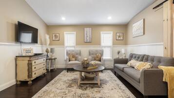 Smart-TV, Tischfußball, Tischtennisplatte, Bücher