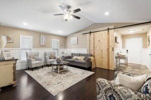 Smart TV, tavolo da calcetto, tavolo da ping pong, libri