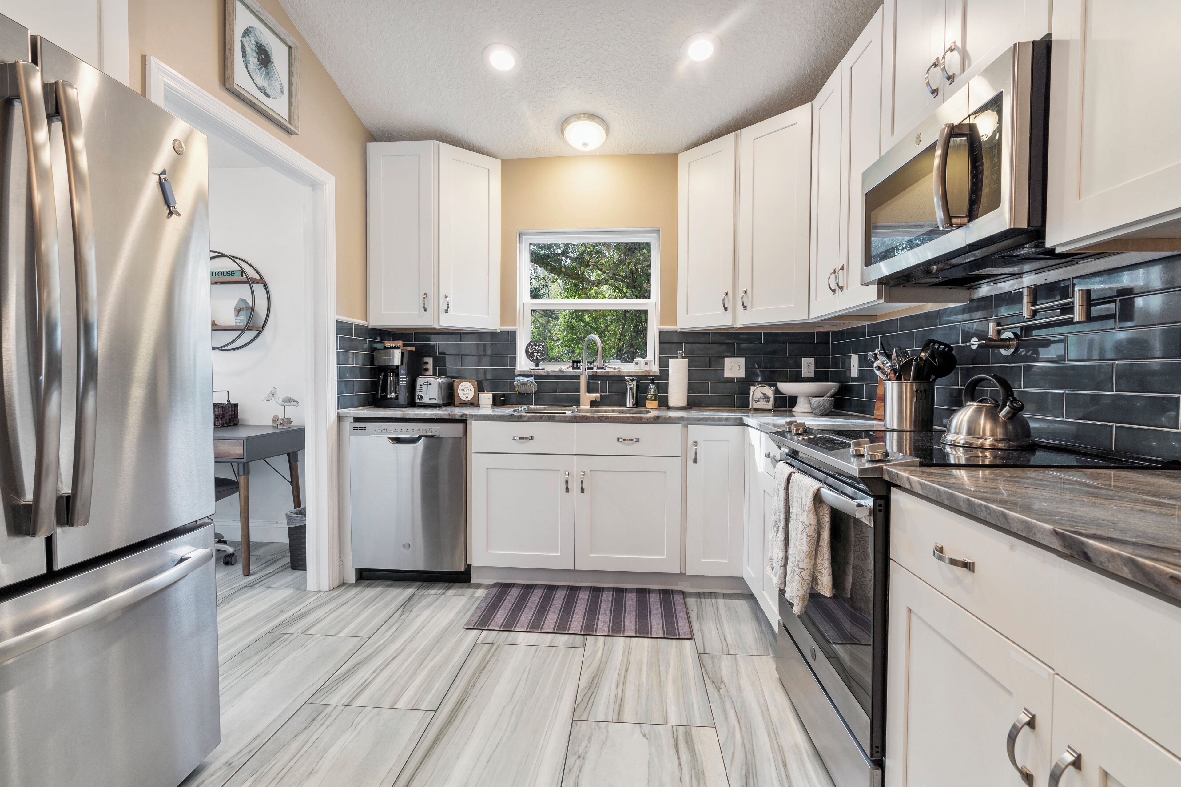 Een koelkast, een magnetron, een oven, een kookplaat