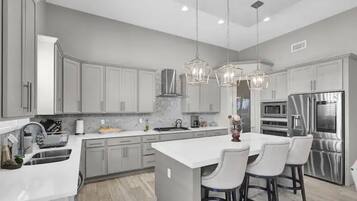 冰箱、烤箱、炉灶、厨具/餐具