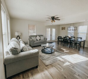 Smart TV, books - Little Piece of Heaven to retreat yourself 2 min from the Lake (Park Hill)
