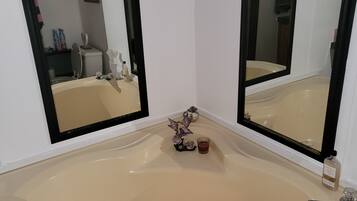 Ducha y bañera combinadas, toallas y papel higiénico